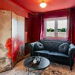 La Courtisane - *